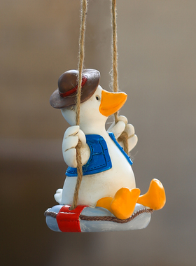 网红荡秋b千沙雕鸭子挂件花园庭院幼儿园装饰动物吊件可爱摆件礼