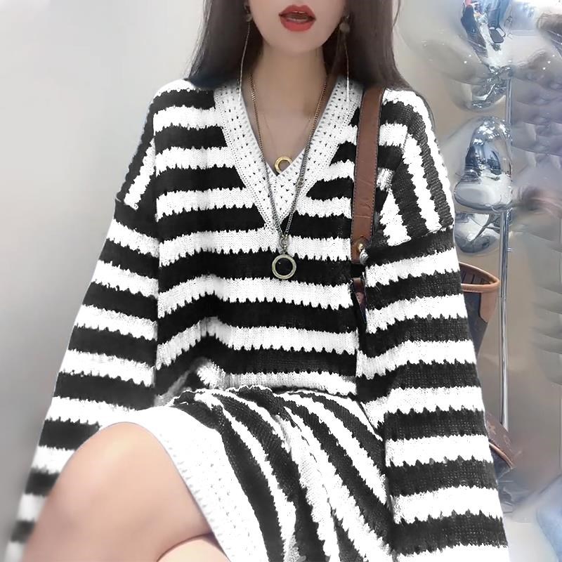 条纹针织连衣裙女春秋2024新款宽松慵懒风中长款v领毛衣打底裙子