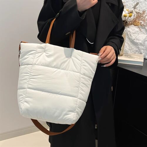 羽绒包女2024新款个性水桶包小众大容量休闲斜挎包秋冬手提云朵包