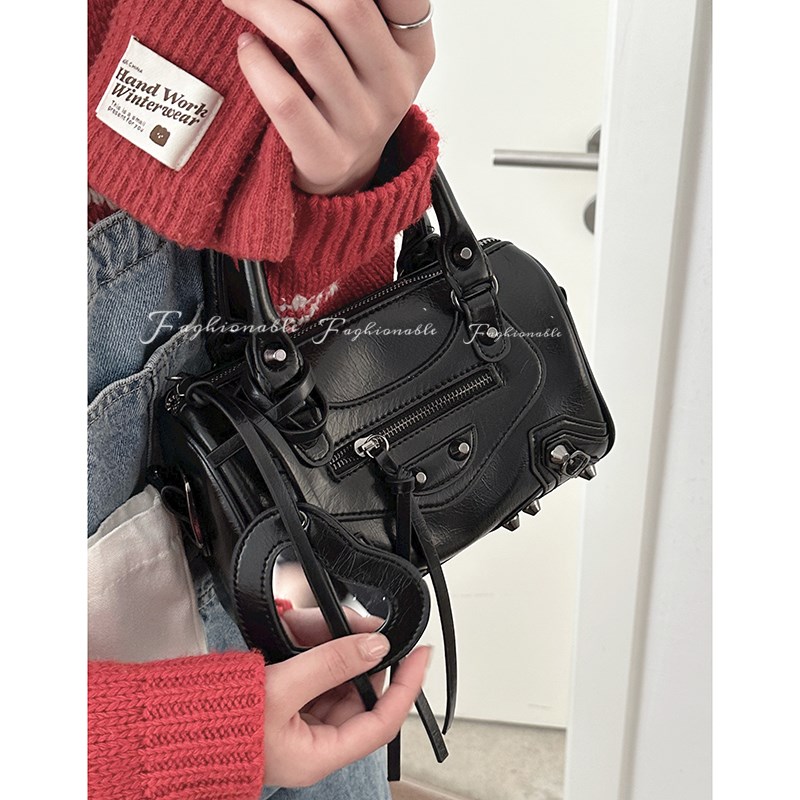 潮酷机车包包女20n23新款潮时尚手提粉色枕头包宽肩带单肩斜挎包