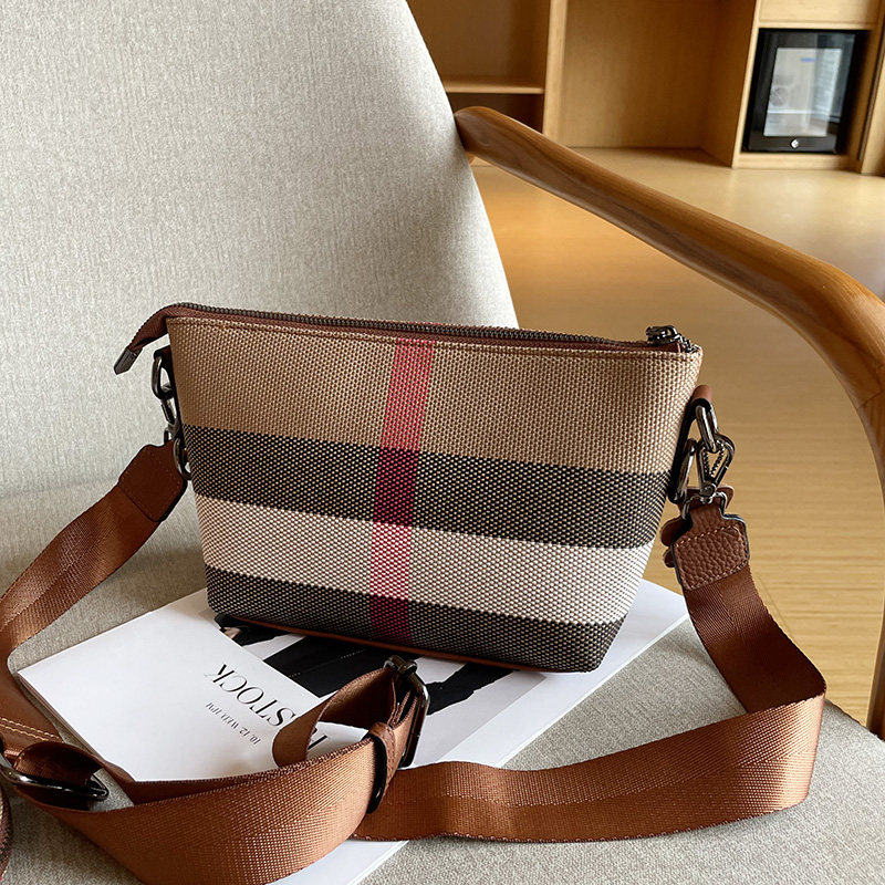 超火洋派小包包女百搭斜挎2023新款秋冬高级感单肩包小众轻便质感