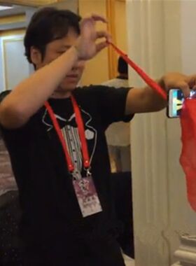 丝巾穿手机 丝巾入手机 泡妞近景舞台魔M术道具才艺表演儿童震撼