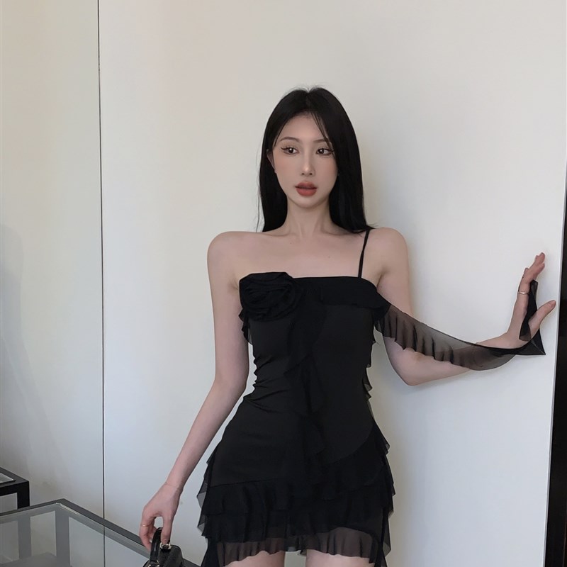 现货高级感一字肩吊带连衣裙女夏季不规则收腰裙S子性感辣妹包臀