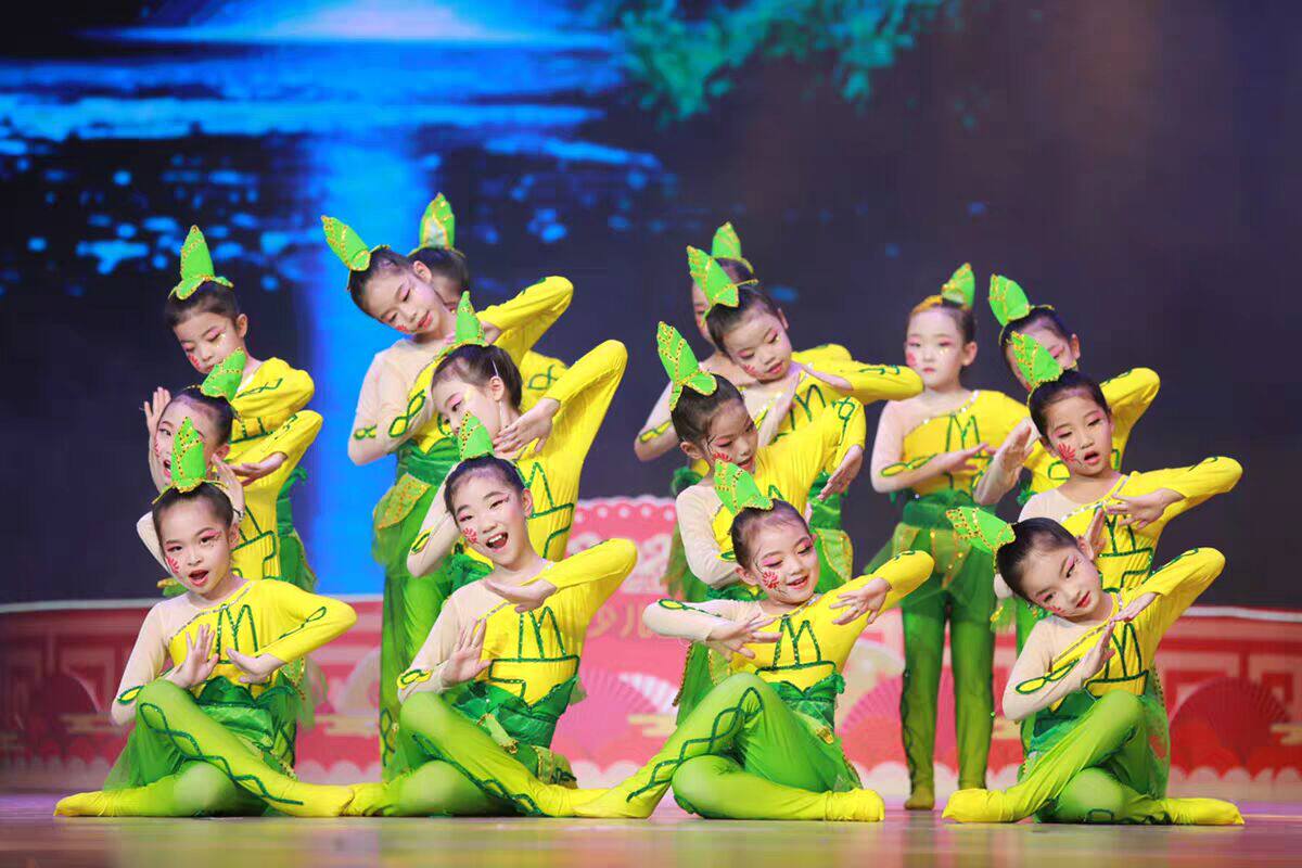 新款儿童小荷风采笋儿尖尖演出服六一中小学舞蹈服绿色环保表演服