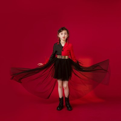 2025模特走秀夏季短裙礼服西装C演出服黑红拼色羽毛时尚潮流演出