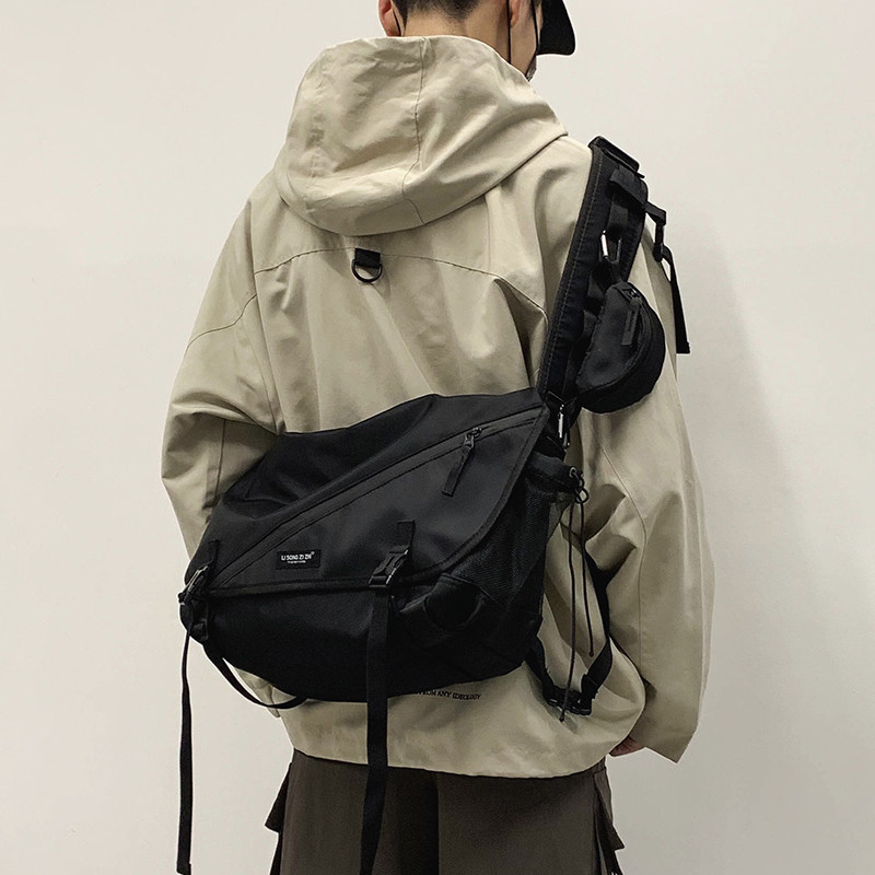 斜挎包男款单肩包背包2024新款大容量运动工装大学生旅行通勤机能