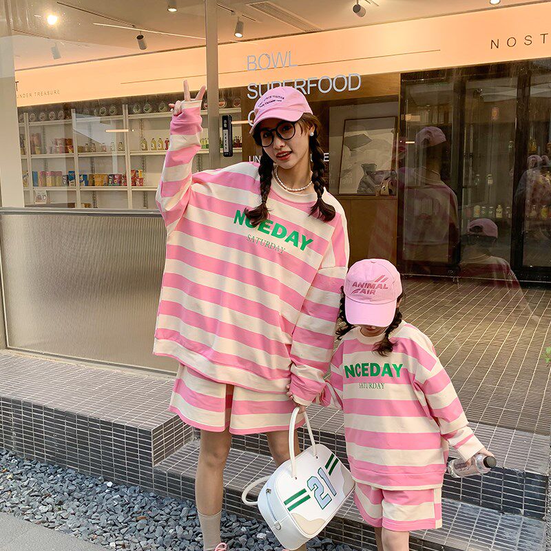 炸街亲子装母女2024新款春装洋气粉色条纹亲子套装运动百搭母子装