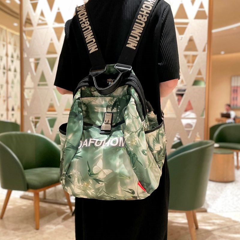 夏季绿色旅行双肩包女2024新款时尚休闲女士背包外出旅游防水轻便