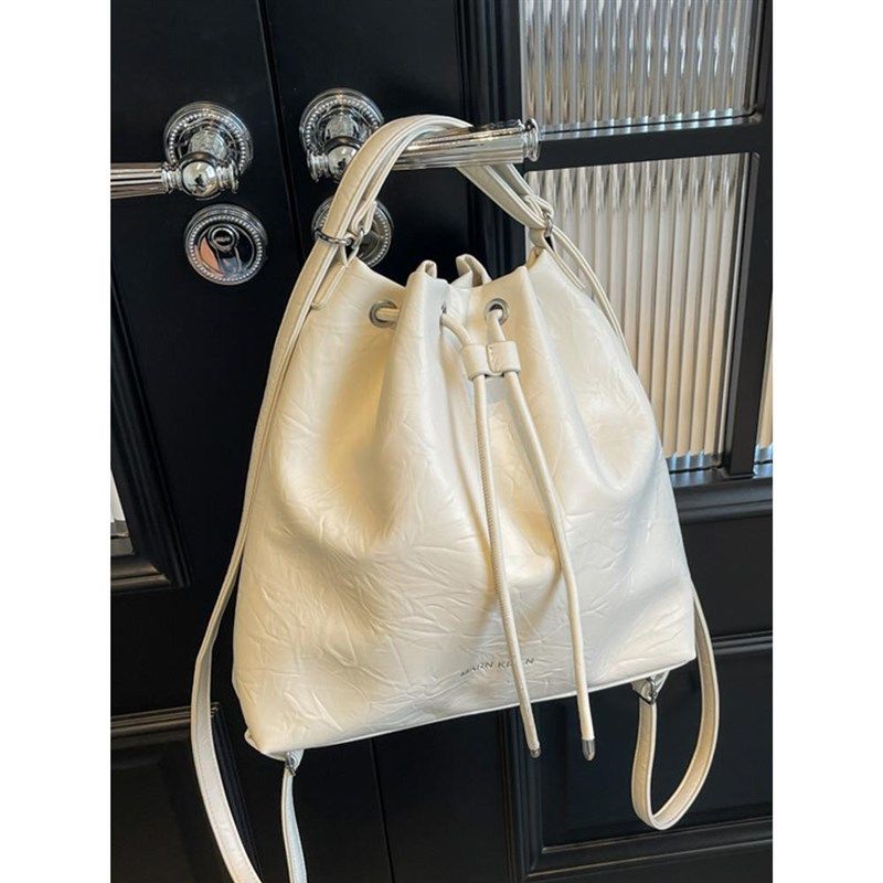 时尚褶皱大容量水桶包女2024夏季韩版潮流双肩包小众高级感旅行包