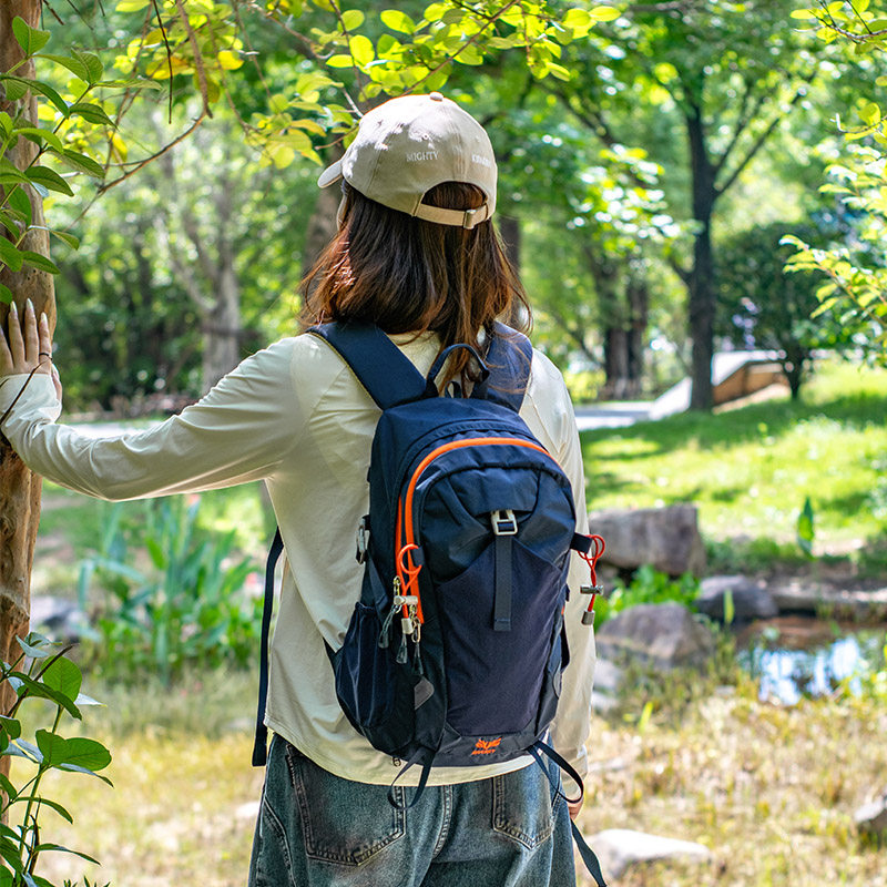 户外轻便小背包女夏短途旅行轻量化徒步双肩包多隔层出游爬山20L