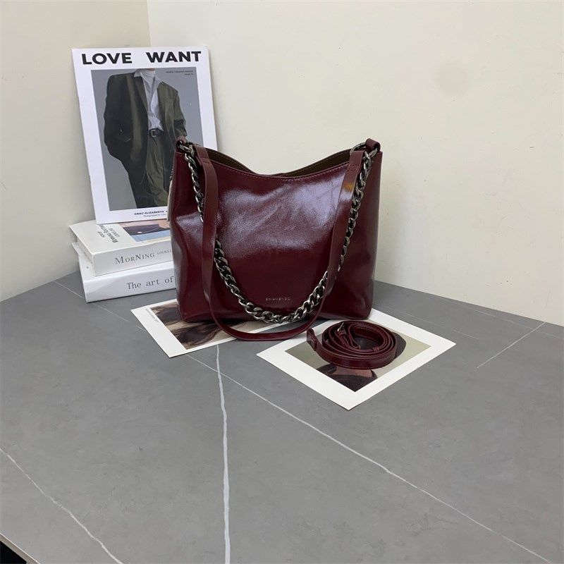 2024新款时尚油蜡皮水桶包简约百搭大容量链子手提包休闲单肩斜跨,箱包皮具/热销女包/男包,水桶包,淘宝优惠券,粉丝福利购,淘宝优惠卷