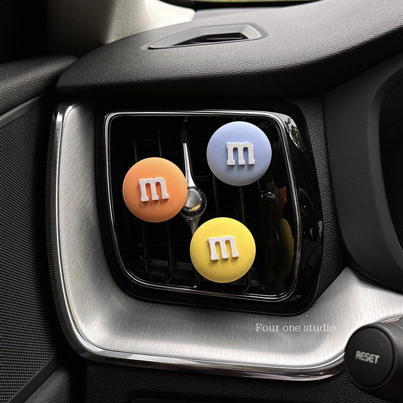 车载香薰汽车出风口夹可爱m豆糖果车内香氛装饰汽车大全可爱车内