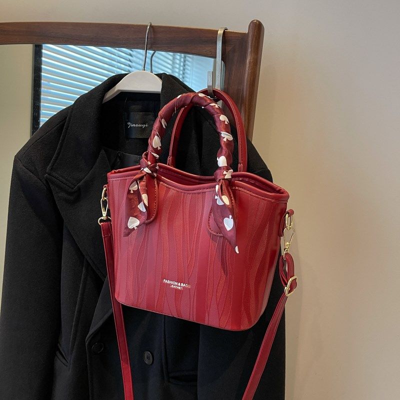 红色包包女2024新款结婚包小众大容量秋冬高级感手提包伴娘斜挎包,箱包皮具/热销女包/男包,水桶包,淘宝优惠券,粉丝福利购,淘宝优惠卷