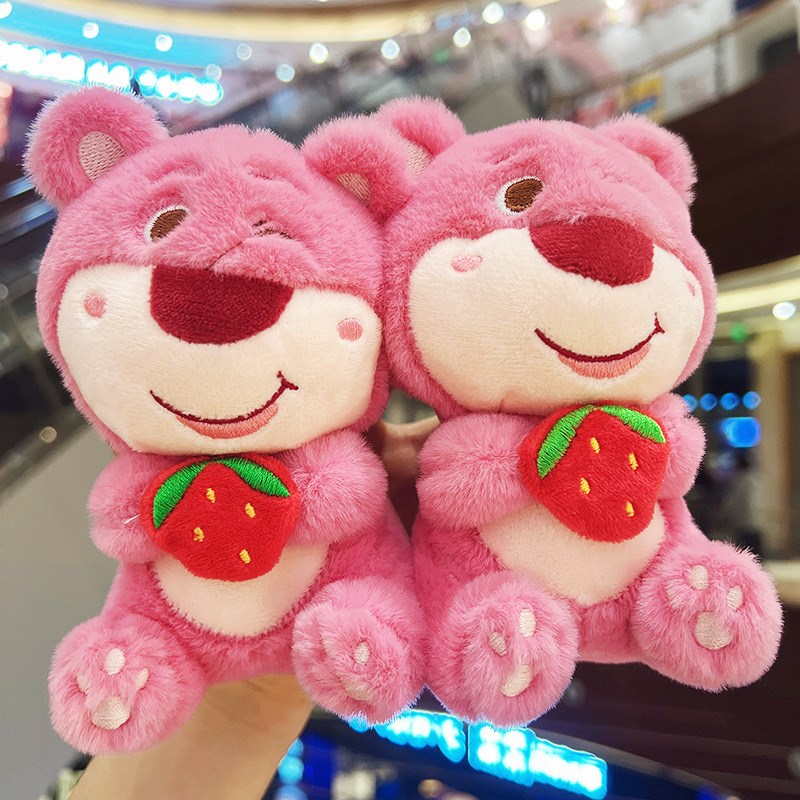 现货抱草莓小熊挂件布娃娃挂饰可爱钥匙链毛绒玩具公仔玩偶钥