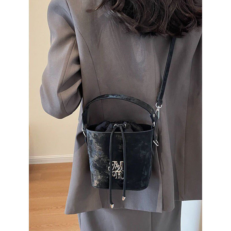 手拎包秋冬磨砂黑色包包女2024新款时尚小众设计百搭斜挎包水桶包