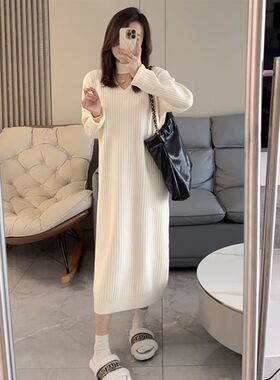 孕妇洋装秋冬2023新款宽松显A瘦遮肚时尚辣妈V领针织毛衣长版女