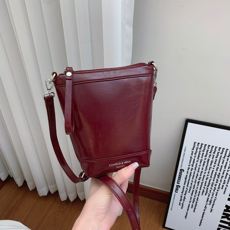 高级感包包女式202o4新款夏天外出百搭单肩斜挎小包小众洋气手机