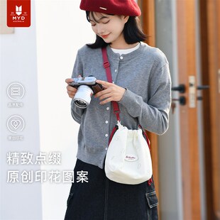 相机斜挎包女2025新款单肩小众可爱通勤旅行大容量字母抽绳手提包