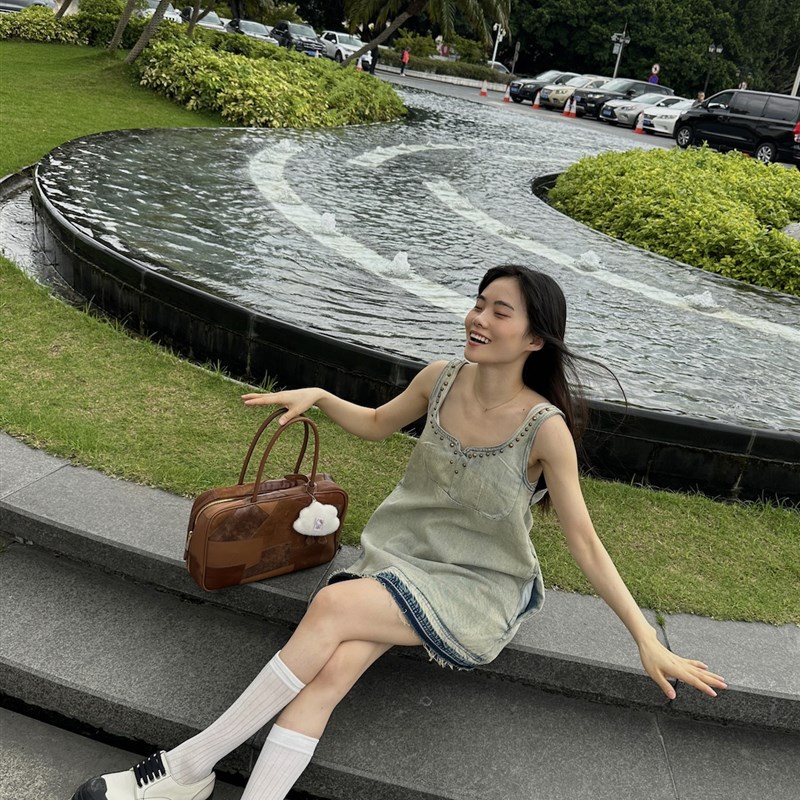 井迪儿【茶话会】~夏季宽松别致做旧水洗铆钉背心牛仔连衣裙