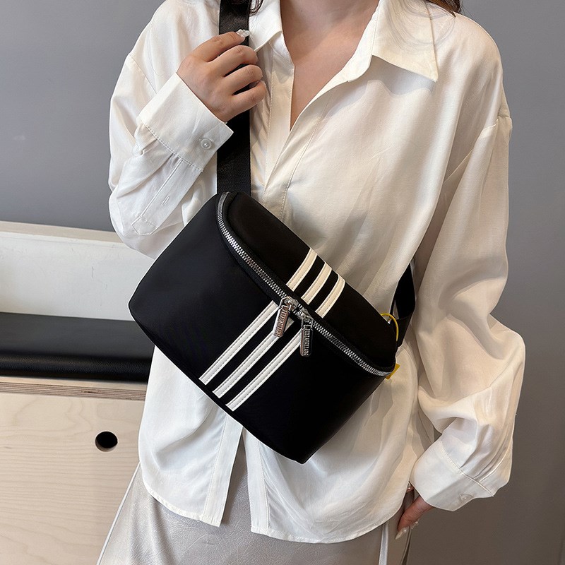 女士单肩包斜挎腰包胸包女休闲轻便防水牛津布小包包女包2024新款