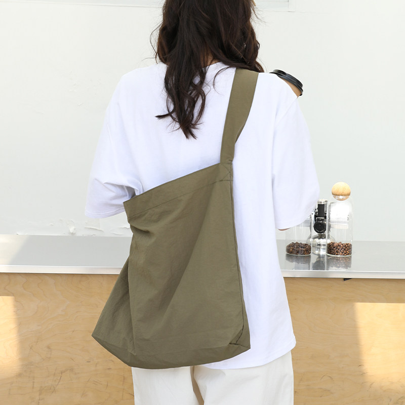 港风斜挎布袋包女慵懒风简约大容量日系学生宽肩带帆布单肩大包包