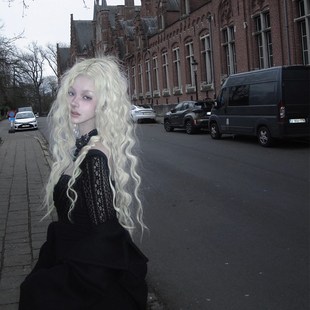 小鱼苗高冷白金色前蕾丝写真假发羊毛卷长卷发全头套女中分自然