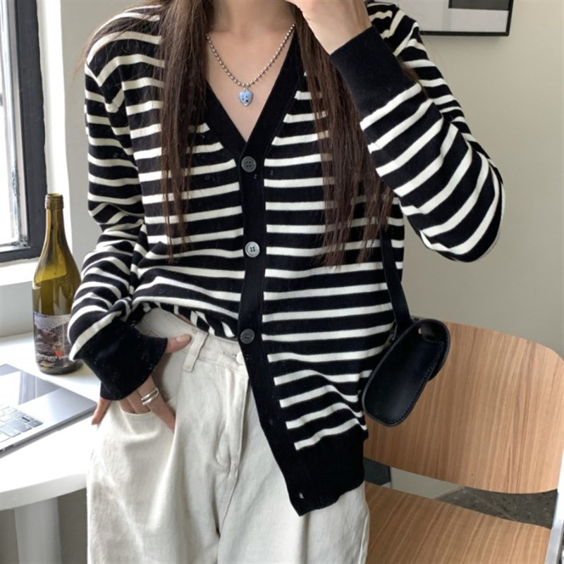 现货软糯黑白条纹打底针织衫上衣女早F春季温柔风V领内搭长袖毛衣