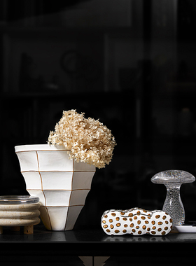 卧室床头柜摆件陶瓷首饰盒花瓶花器组合北欧轻奢样板房间软装搭配