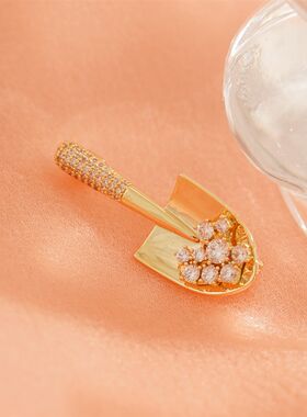A小金钻铲可爱招财设计感小众胸针毛衣西服高档女精致胸花奢华女