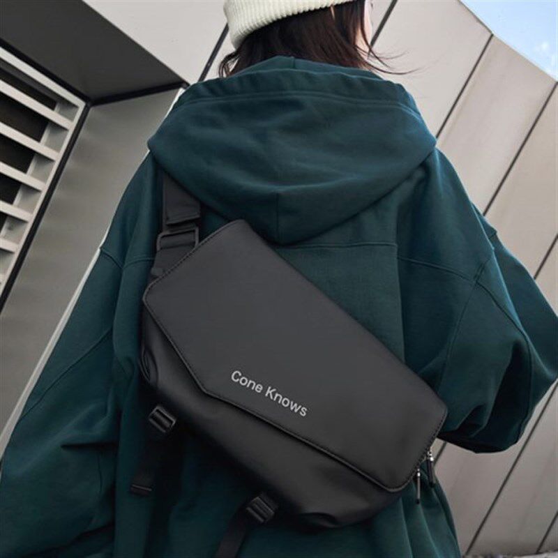 斜挎包女款轻便大容量胸包户外登山小背包运动工装骑行冲锋包女生