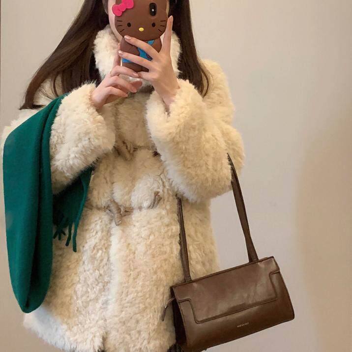 今年流行摇粒绒羊羔毛外套女秋冬新款皮毛一体高级独特牛角扣大衣