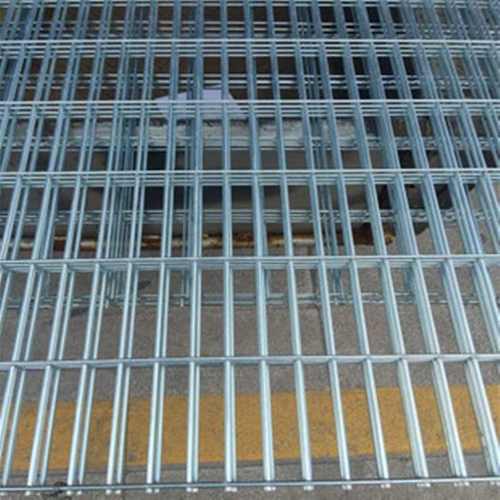 西安厂家镀锌网片狗笼子防盗窗围栏网铁丝网阳台护栏方孔钢丝网孔