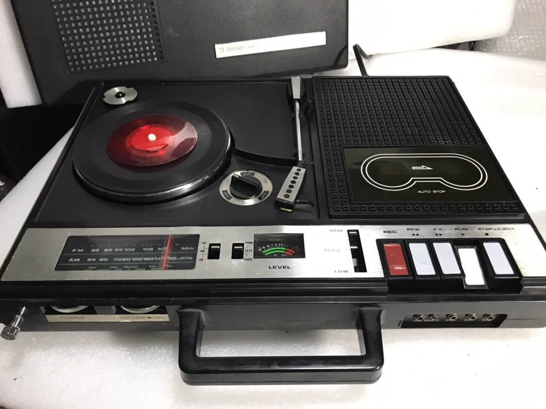 日本原装的老物件，SILVANO，电唱机，收音机和磁带播放机。