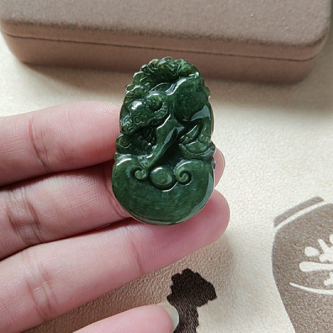 天然老坑冰糯种生肖牛缅甸玉器