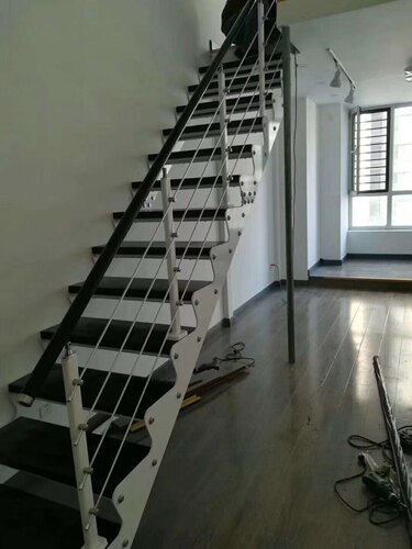 公寓钢木楼梯护栏公寓楼梯胶木护手钢立柱配铝拉丝护栏意大利管护