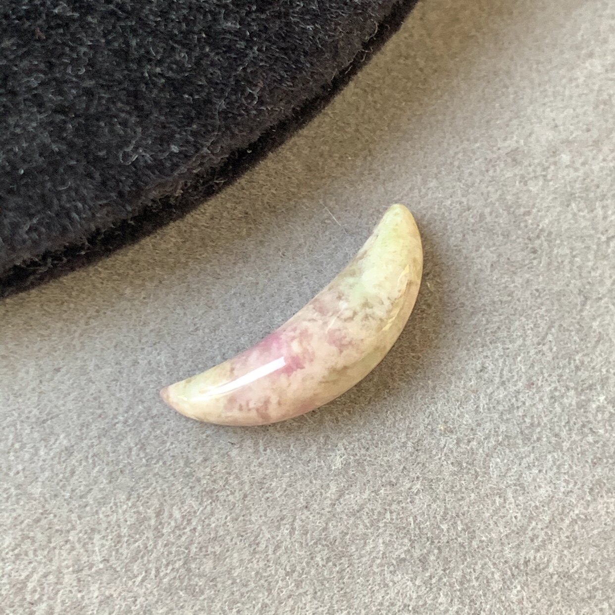 醒走 天然舒俱来老料玉化樱花粉绿蛋花月亮苏纪石裸石戒面