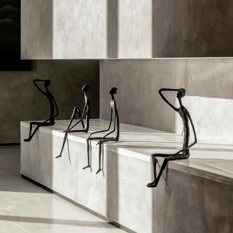 铸铁人现代艺术创意抽象人物坐姿摆件软装饰品酒店售楼处样板间