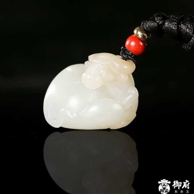 新疆和田玉黄皮白玉籽玉挂件牛气冲天18克