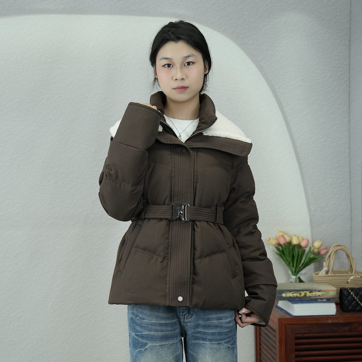 羽绒服女韩版宽松保暖收腰显瘦大翻领羊羔毛领中长款外套2025冬季