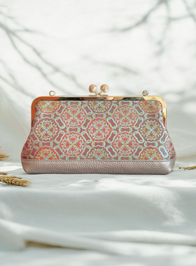 张和才如意红蜀蔓桑蚕丝蜀锦香槟色牛皮包包，名家气质法棍腋下包