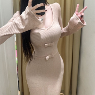 粉色针织包臀连衣裙子女秋冬季2026新款配大衣的内搭打底修身长裙