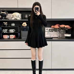 法式黑色长袖针织连衣裙子女秋冬季2026新款气质内搭收腰a字短裙