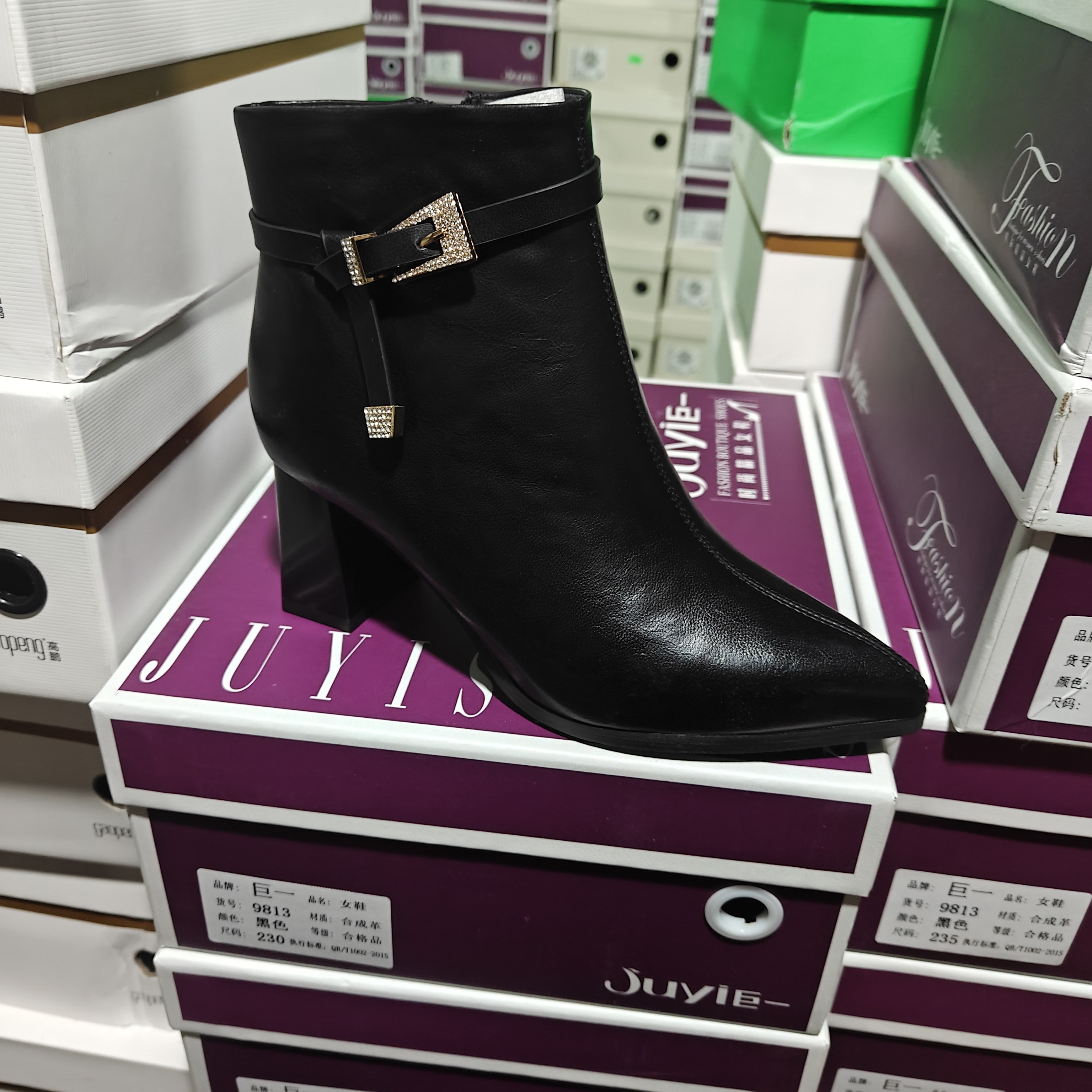 巨一女鞋2025冬季新款尖头粗跟短靴女高跟时装靴瘦瘦靴子9813