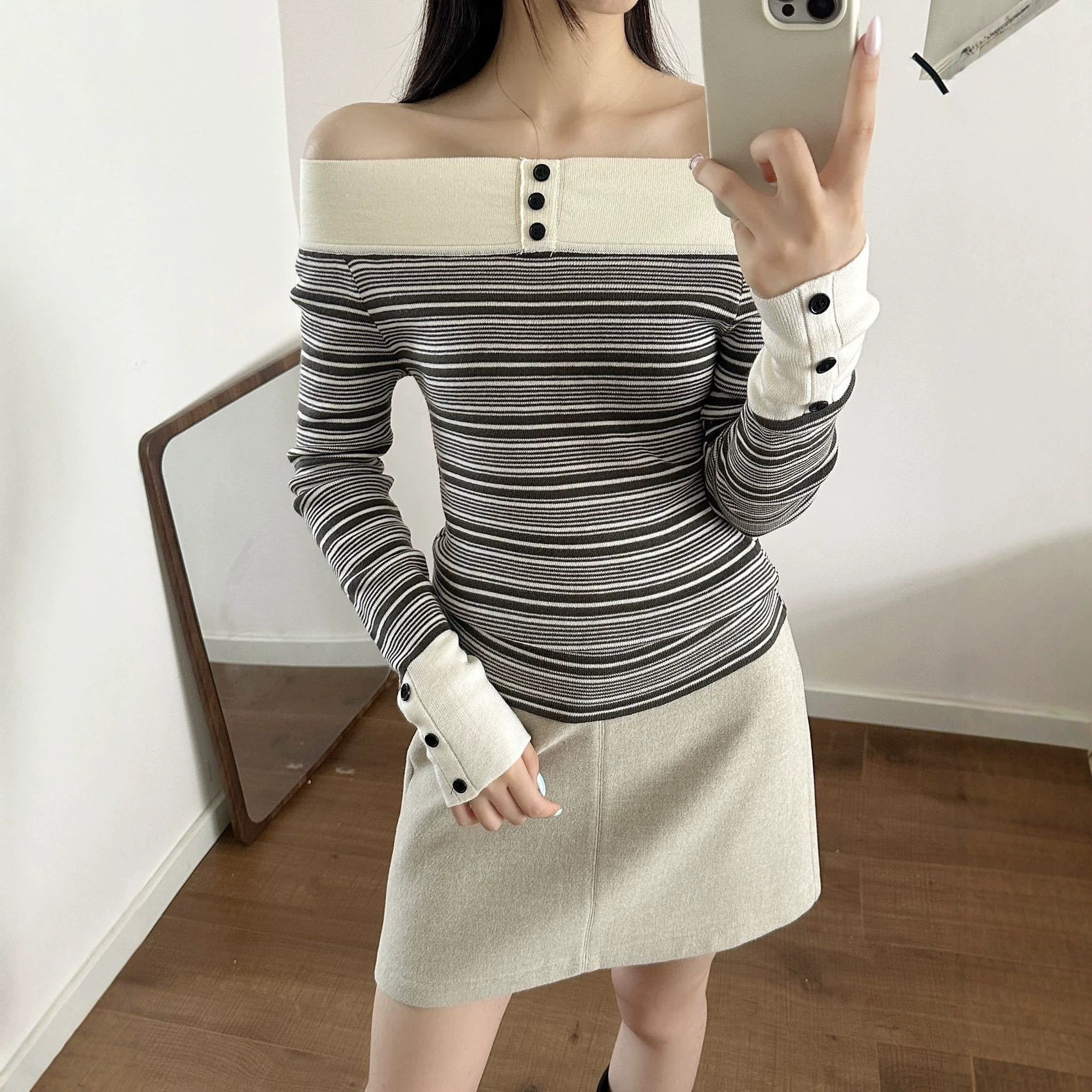 复古条纹拼接一字肩露肩修身显瘦长袖上衣女秋季设计感打底t恤女
