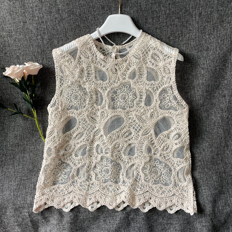 蕾丝拼接钩花针织马甲女夏薄款外穿背心不规则设计感无袖上衣罩衫