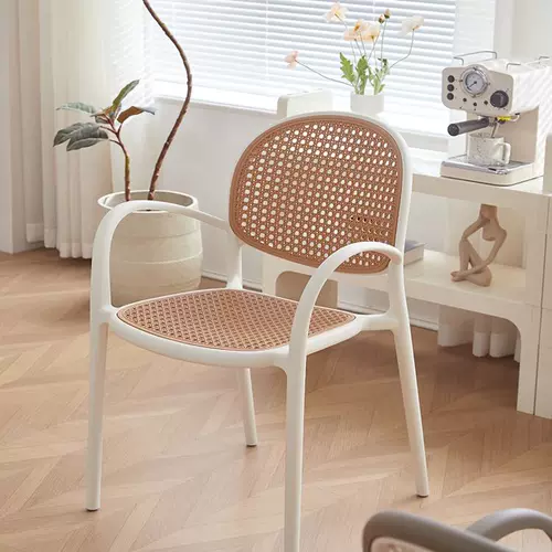 Пластиковое кресло Nordic Rattan может сложить столовую сеть красного заднего стула Небольшие блоки простые ресторанные столы и стул