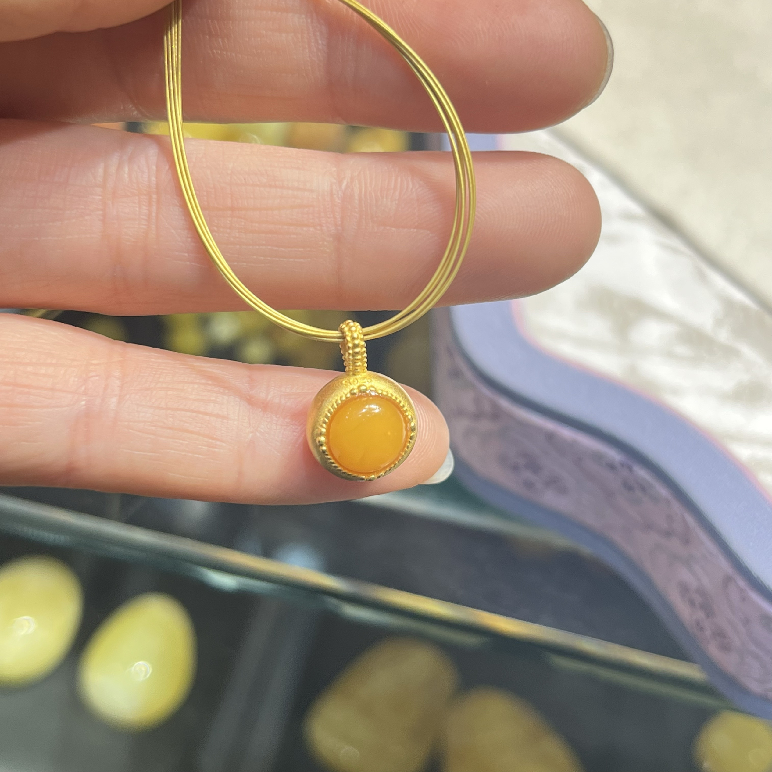 天然蜜蜡吸钱星吊坠迷你圆形蜜蜡吊坠佛公双面吊坠项链毛衣链礼物