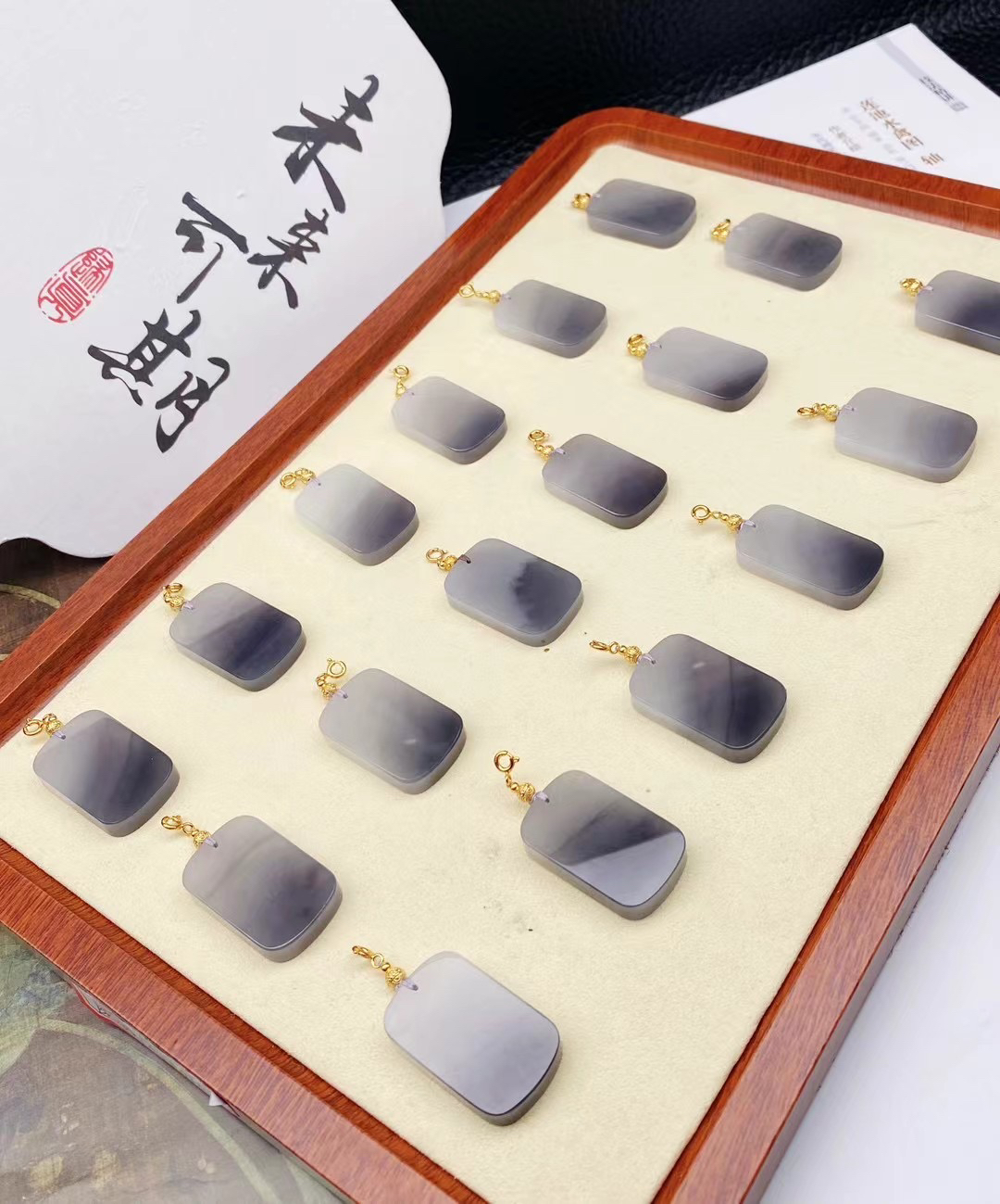 天然和田玉烟紫色无事牌吊坠半山半水意境无事牌吊坠烟紫色项链