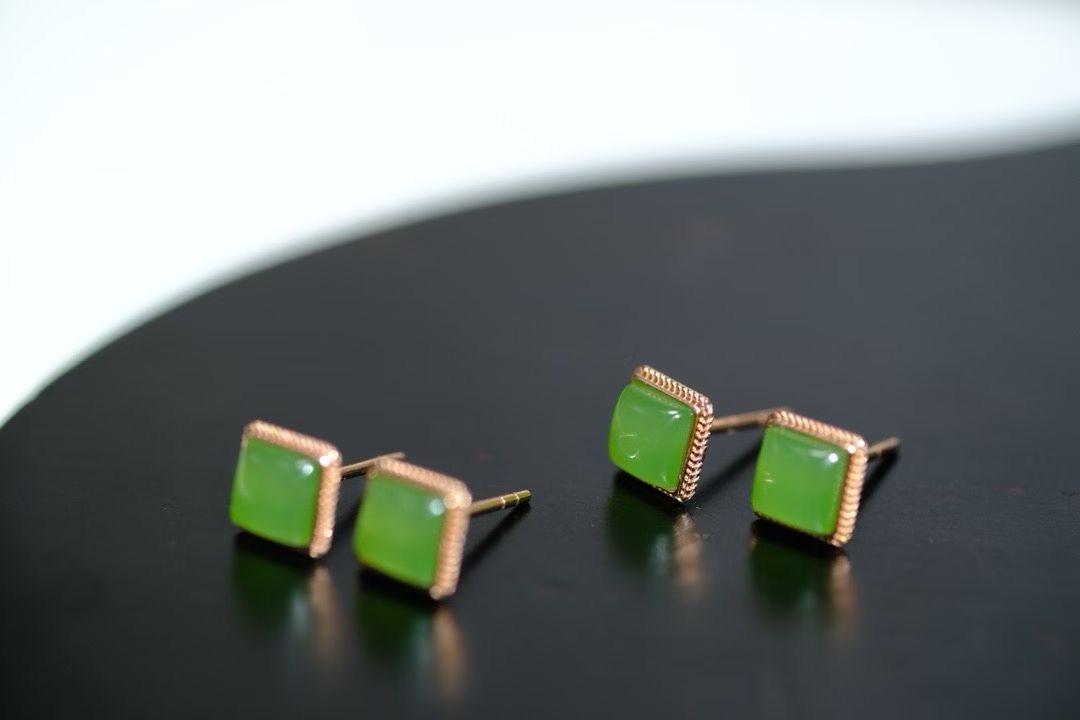 天然和田玉碧玉方糖耳钉18K金镶苹果绿碧玉方形耳钉国风耳饰礼物