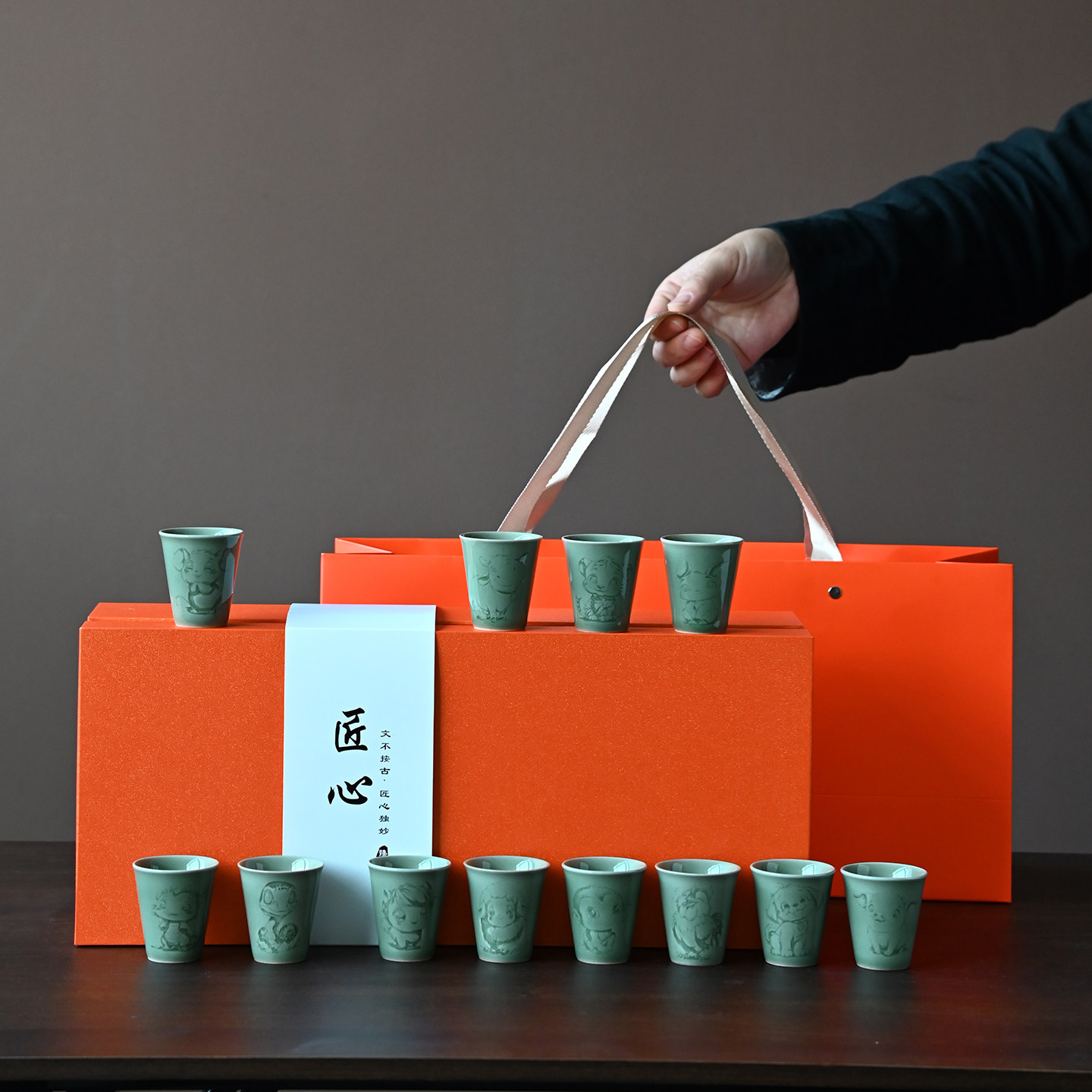 匠心十二时辰主人杯套装 龙泉窑梅子青浮雕生肖杯 高档茶具礼盒装